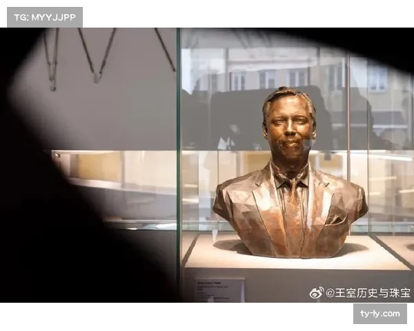 特写：致敬传奇，布莱迪斯洛杯旁阿尔伯特·约翰·史密斯的半身像揭幕